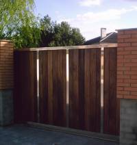 PUERTA CORREDERA DE ACERO INOXIDABLE Y MADERA